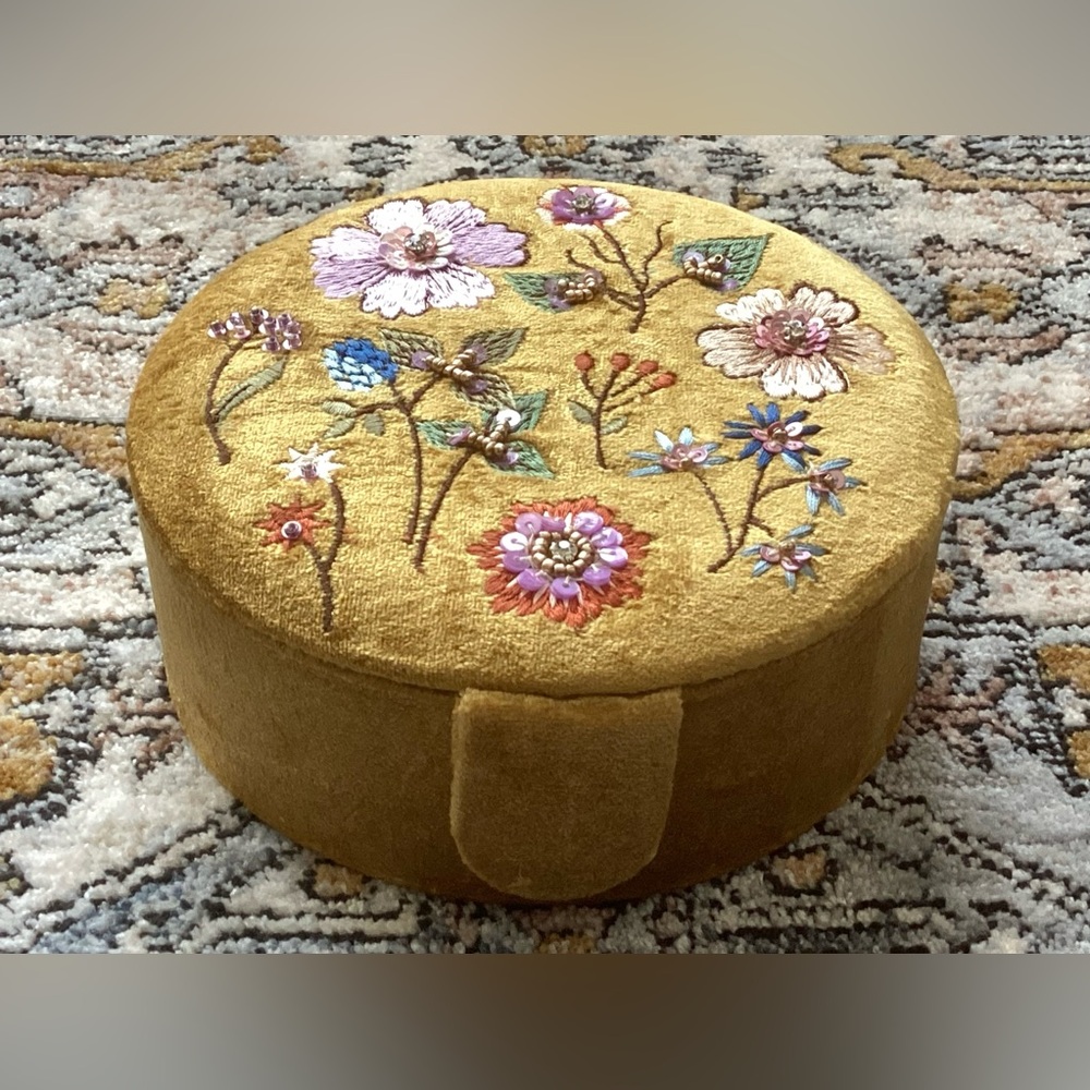 Embroidered jewelry box